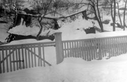 På bildet ser vi ruinene av fjøset på Johnsengården i Vågen.