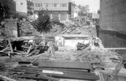 På bildet ser vi Forretningsbankens tomt som ryddes, for å g