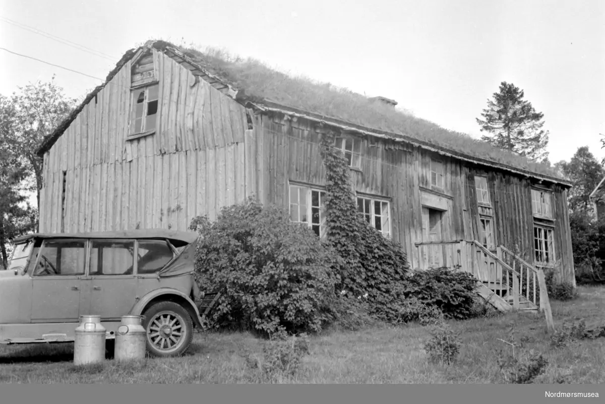 Gammelstova på Fostervoll.  Huset sett fra vestgavlen og sørsida. duplikat

Frå Nordmøre Museum si fotosamling