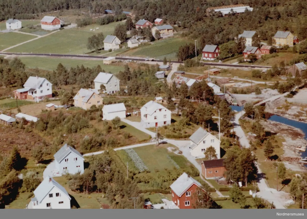 Flyfoto fra Skogstua på Tingvoll. Bildet er datert 30. juli 1963, og fotograf er Widerøe's Flyveselskap a/s. Fra Nordmøre Museums fotosamlinger.
