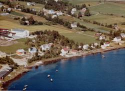 Flyfoto fra Strandgata på Tingvoll, hvor vi ser Tingvoll Rea