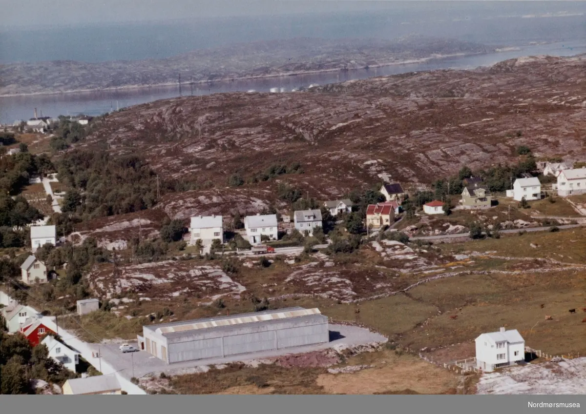Flyfoto over bebyggelse på Nordlandet i Kristiansund. Skorpa i bakgrunnen. Nordlandet gravsted til venstre, Datering 11 juli 1962, altså fortsatt Bremsnes kommune. (Fra Nordmøre Museums fotosamlinger)