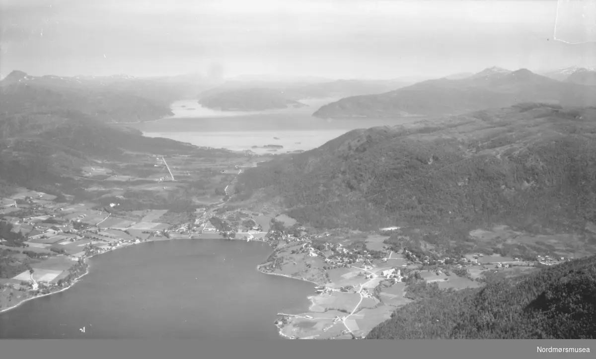 Foto fra Tingvollfjorden. Fotografert den 4. juni 1950, av Widerøes flyveselskap. Fra Nordmøre museums fotosamlinger. EFR2015