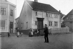 Heides hus på Grunden. (Flyum-)stabburet hørte til. Her kom 