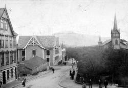 Foto hvor vi ser nedover Langveien/Parkveien i retning Torge