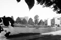 Øverparken ved Greves plass. Vi ser Kirkelandet Kirke i Roli