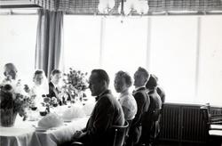 Bryllupsbilde. Foto av bruden og brudgommen ved middagen/sam