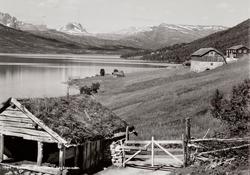 Postkort ";1049"; med motiv fra Angårdsvatn i Storlidalen på