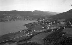 Tingvoll, utsikt over et kulturlandskap med bebyggelse, fabr