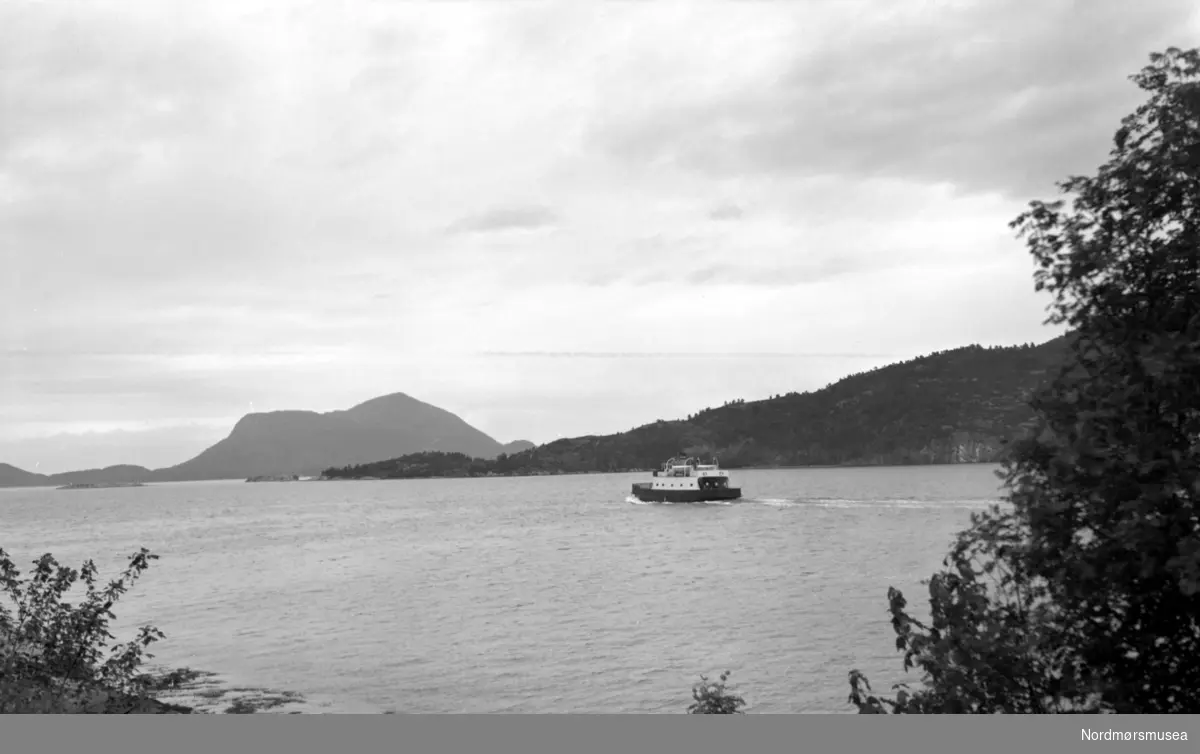 En bilferge på tur i en fjord. Fra Nordmøre museums fotosamlinger.
