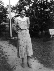 Foto av en kvinne. her fotografert trolig ved Sverdrupfamili