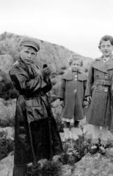 Foto av
en gutt og
to piker
oppe i
en fjellhammer. Barna er 