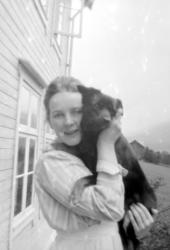 Ung kvinne med sort hund. Kvinnen på bildet er Hildur Sverdr