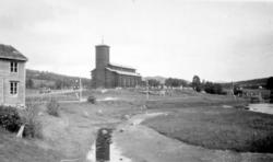 Kirka i Eidsvågen i Nesset kommune. Vi ser en bekk i forkant