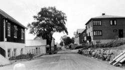 Gateparti fra Eidsvåg i Nesset kommune. Vi ser flere hus på 