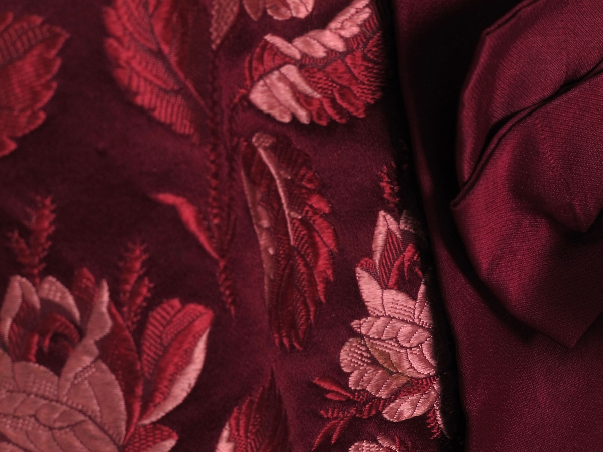 Blomstret silkebrokade