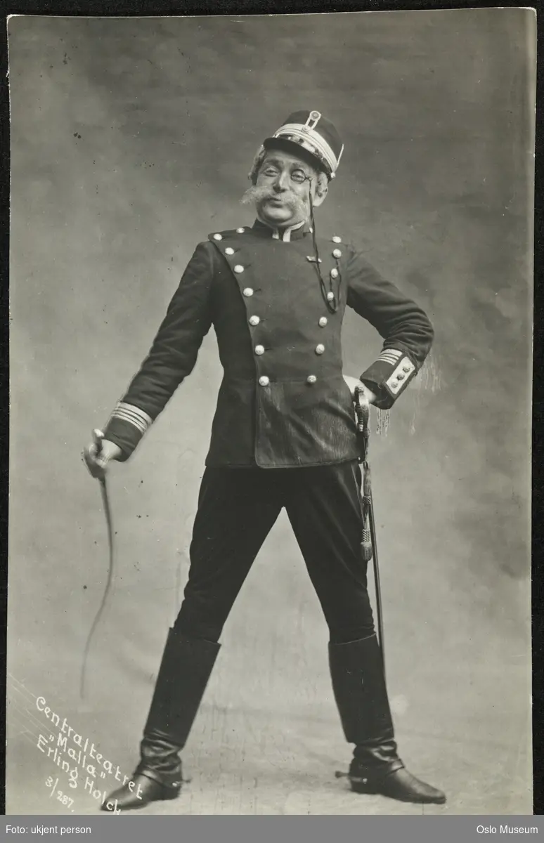 portrett, mann, skuespiller, rollebilde, "Malla" på Centralteatret, stående helfigur, kostyme, uniform