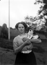 Dette er Hildur Sverdrup, 
med en katt på armen.Eidsvåg i Ne