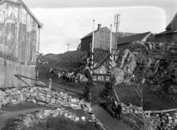 Gravferd til Likvoren på Gomalandet. På minneporten står fød