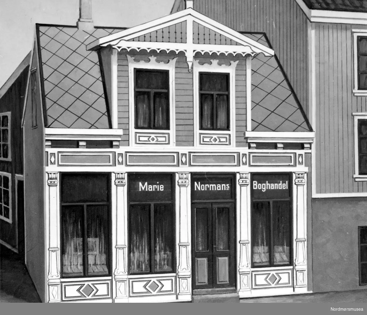 Maleri av Marie Normans Boghandel, her trolig i Storgata 11 på Kirkelandet i Kristiansund. Firmaets stifter var Maren Marie Normann. Butikken som hun senere drev sammen med sin mann er forløperen til Sverdrups bokhandel, og ble grunnlagt av Maren Marie Musæus Normann, 33 år gammel, den 30. juni 1874, som er den dagen hun ble handelsberettiget hos magistraten. Butikken ble først åpnet i Toldbodbakken, men flyttet inn i nye lokaler som mannen hennes reiste på bygslet grunn i Storgaten 11 i 1879. Året før hadde hun giftet seg med garverimester og handelsborger Helge Barmann, og da bokhandelen stod ferdig fikk den tilføyd efgs. bak firmanavnet, om ikke offisielt før i 1892. Tegningen viser med andre ord fra butikken før denne tid, da efterfølger ennå ikke er lagt til butikknavnet. Flyttingen skyldtes at eier Herlofsen selv ønsket å starte bokhandel i lokalene. Men allerede i 1886 måtte bedriften flytte igjen da Melchior Riiber Meldahl som eide grunnen ønsket å selge tomten. Flyttingen ble utført ved at man rullet huset på stokker til den nye bygslede tomten i Torvgaten 3. Flere år senere fikk huset sitt eget nummer, og ble da Torvgaten 5. I 1891 giftet Margrethe Olise Barmann - datteren til Helge Barmann og hans hans første kone Josefine Laurette Poine Vogt - seg med Georg Sverdrup. Meningen var at paret skulle flytte til Amerika, men disse ble imidlertid endret da Helge Barmann ønsket at svigersønnen skulle overta bokhandelen. Georg Sverdrup overtok ledelsen av driften 1 juli 1891, og en eller to uker etterpå stod bryllupet. Og allerede i 1896 kjøpte han huset og forretningen, men ikke uten komplikasjoner. Da det forelå to eierskjøter måtte Georg Sverdrup ut med salgssummen to ganger til to eiere: Helge Barmann og Johanne Poine Vogt Westad. Men til slutt var hus og bedrift hans. I årene etter 1900 ekspanderte bedriften sterkt, og Torvsmuget 5 ble innkjøpt i 1907. Denne lå like ved Torvgaden 5 og var godt egnet til utvidelsen av bedriften. Likevel beholdt Georg Sverdrup bedriftnavnet Marie Norman efgs frem til 27. september 1926, da det ble meddelt firmaregisteret om navneendring til Sverdrups bokhandel. Men allerede siden 1920 hadde det da vært vanlig å svare Sverdrups bokhandel i telefonen. Men selv om bedriften hadde ekspandert mye frem til 1929, var det fortsatt behov for ekspansjon, og 3. mai 1930 ble det inngått kjøpekontrakt mellom Fosna Maalag og Georg Sverdrup om kjøp av den gamle Kaffistova på Torvet. Salget ble godkjent , og huset overtatt av Georg Sverdrup 1. oktober 1930. Den nye adressen ble Torvgaten 9, og her drev Georg Sverdrup bokhandel frem til søndag 28. april 1940, da butikklokalene brant ned under bombingen av byen. Georg Sverdrup drev da bokhandelen fra sitt hjem i Rosentræders gate 1 som overlevde brannen, inntil de nye lokalene i Nedre Enggate 5-7 stod ferdig i høsten 1949. Per dags dato (2009) heter butikken Ark Sverdrup, og er fortsatt å finne i de samme lokalene. Fra Nordmøre museums fotosamlinger.
