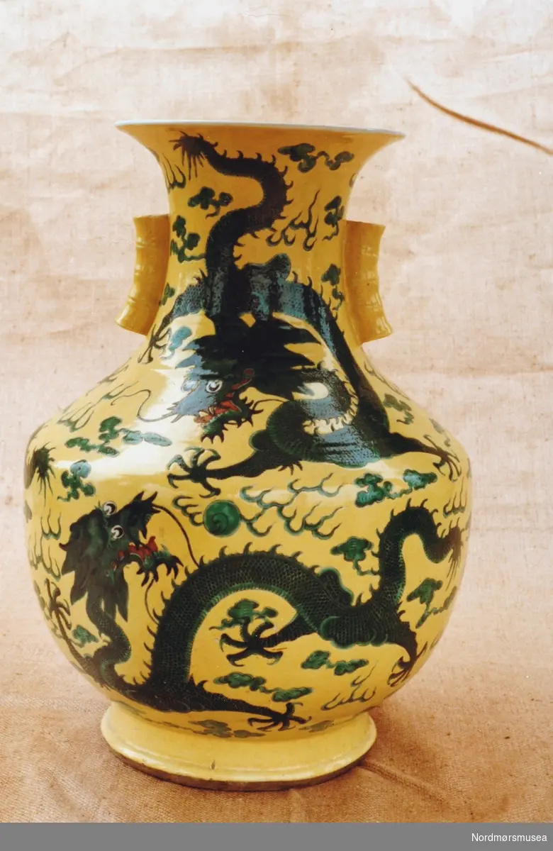 Dublett. Gjenstandsbilde fra Nordmøre Museums samlinger, hvor vi ser en vase med kinesisk dragemotiv. Ukjent datering. Fra Nordmøre Museums fotosamlinger. Reg: EFR
