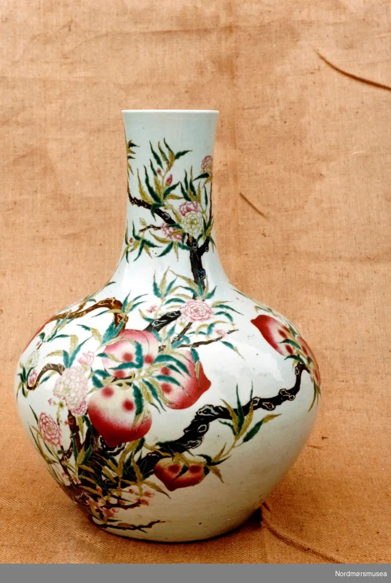 Gjenstandsbilde fra Nordmøre Museums samlinger, hvor vi ser en vase med kinesisk blomstermotiv (lotusblomst?). Ukjent datering. Fra Nordmøre Museums fotosamlinger. Reg: EFR

