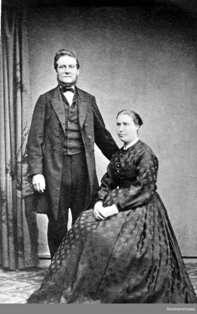 Portrettfoto av fattigforstander Mokkelbust med kone. Ukjent datering. Fra Nordmøre museums fotosamlinger.
