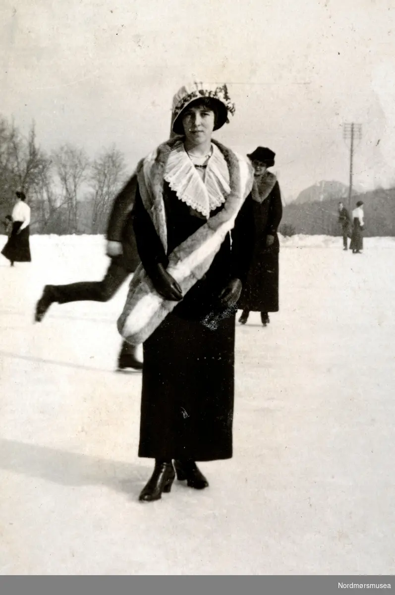 "Auf den Uhlandshöhe(?). Helene". En kvinne ute på isen en plass i Tyskland. Trolig på et sted ved navn Waldan. Datering er trolig omkring 1913 til 1914. Foto fra Ida M. Knudtzons fotosamlinger, nå en del av Nordmøre Museums fotosamlinger. 
