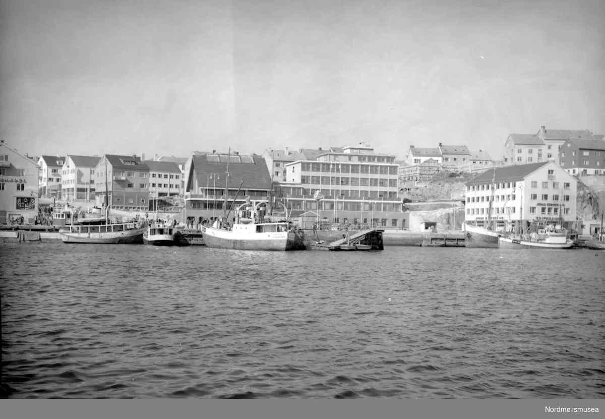 Foto fra området ved Piren og Rådhuset sentralt på Kirkelandet i Kristiansund. Fra Nils Williams fotoarkiv. Fra Nordmøre museums fotosamlinger.
