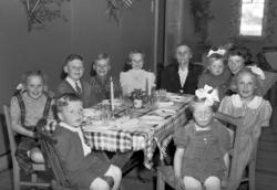 samme 80årsdag. barnebordet. sløyfer i håret. Fra Nordmøre M