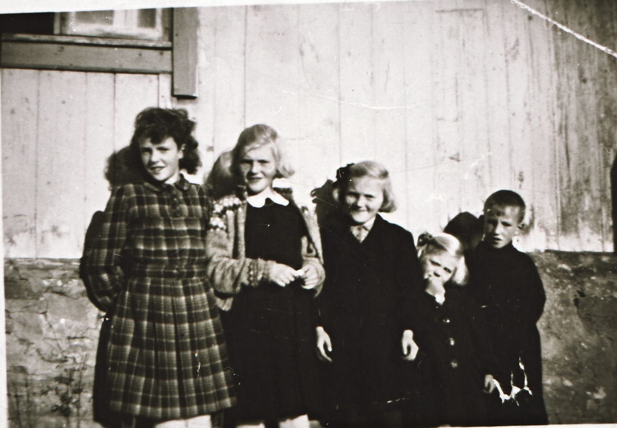 Fem barn, fra venstre: Astrid Karlsen, f.1932, Eldbjørg Iversen, f.1933, Aud Iversen, f.1935, Inger Iversen,f.1939, Ragnar Karlsen,f.1936. Bildet tatt i Valvågen ca.1943.