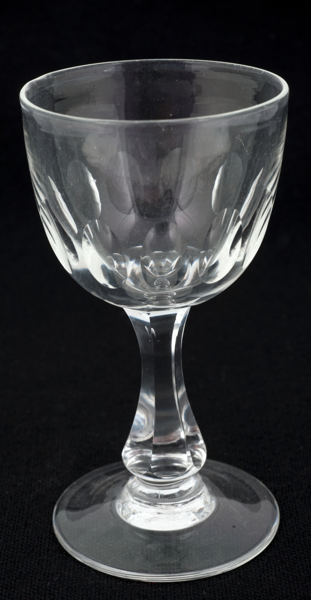Hetvinsglass med olivenslipt klokke, balusterformet stett og fot i modellen Derby.