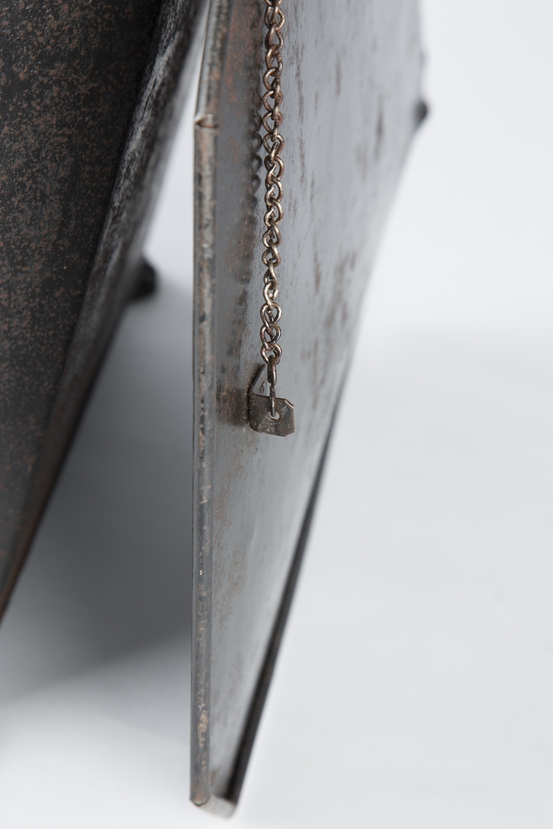 Liggende, ovalt motiv av lekende barn i vinterlandskap.