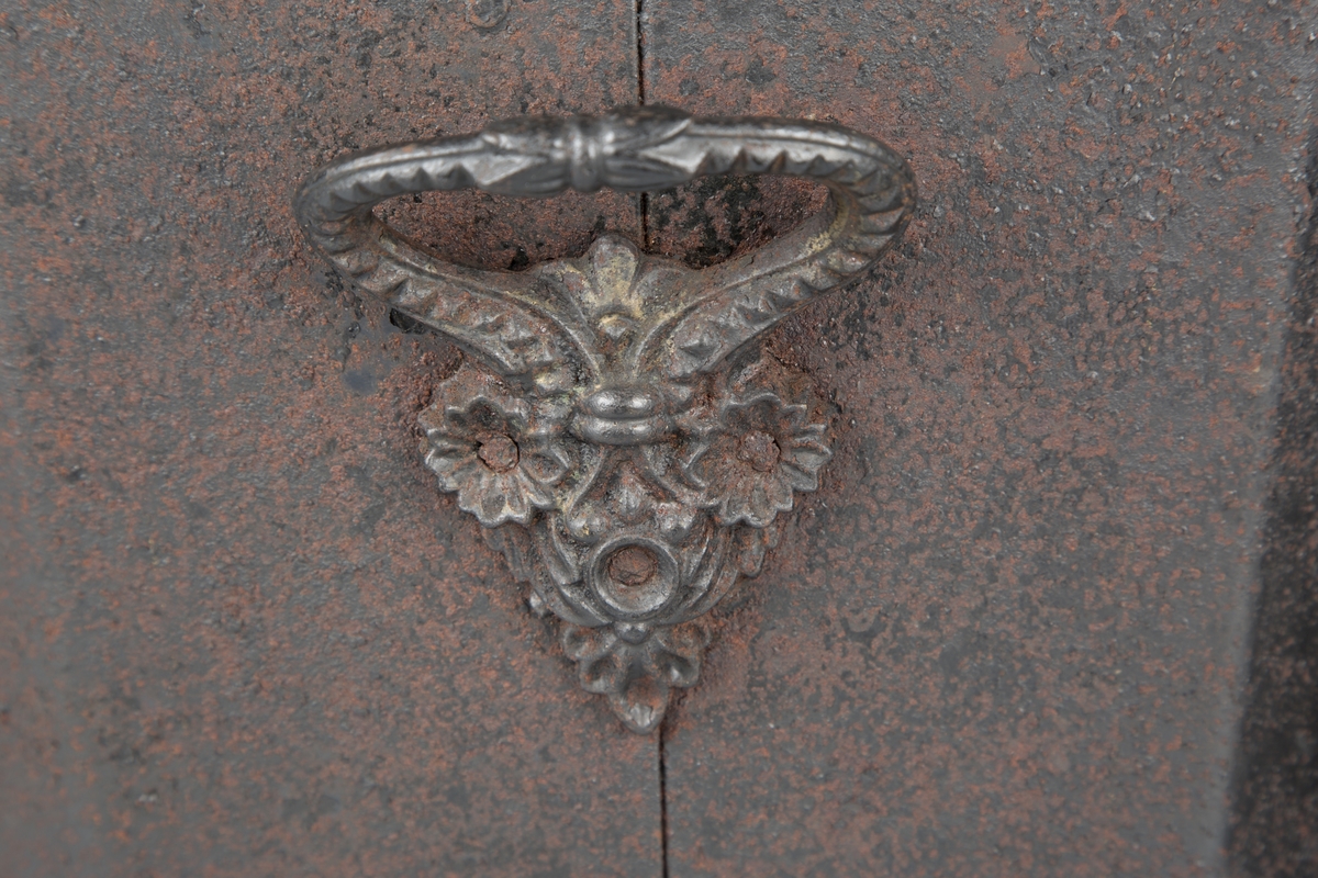 Liggende, ovalt motiv av lekende barn i vinterlandskap.