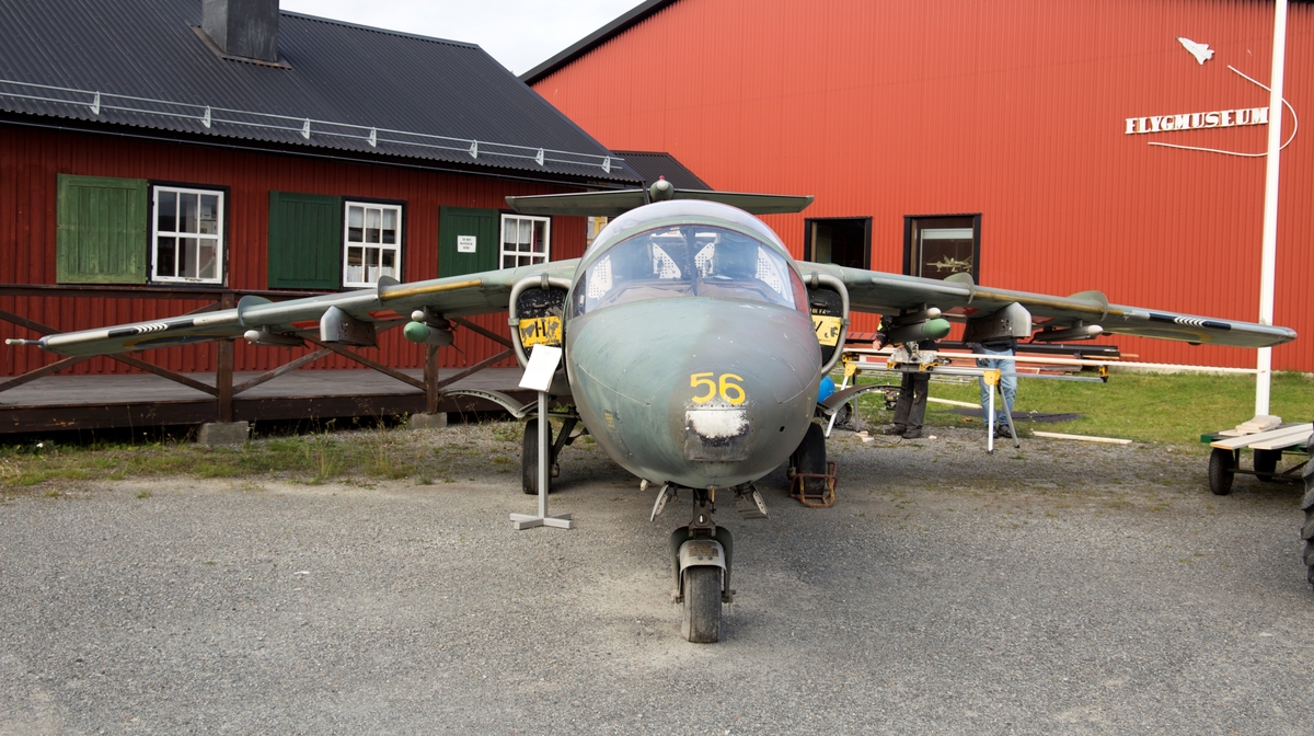 Skolflygplan, SK 60B
Saab 105

Märkning: I nosspetsen kodsiffra 56; på framkroppen kronmärke och flottiljnummer 5; på fenan kodsiffra 56.