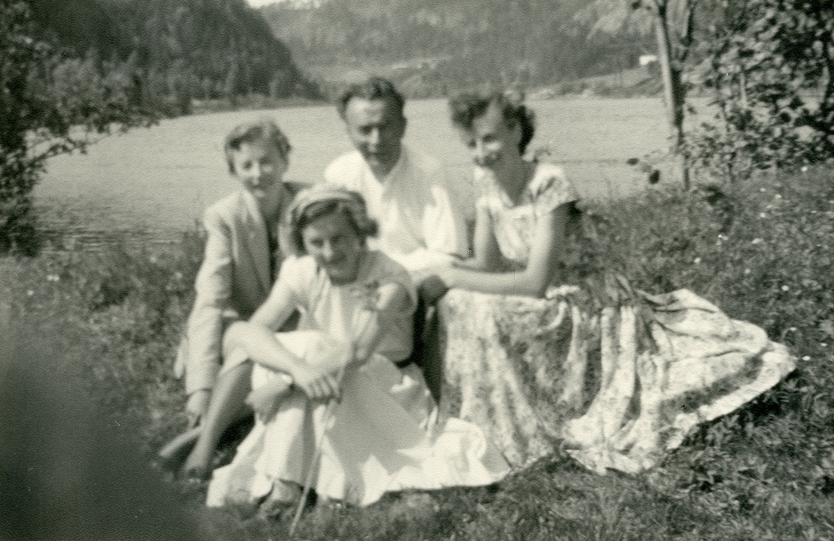 Ingvar Koppervik med døtrene Astrid, Kari og Solveig, ca 1950.