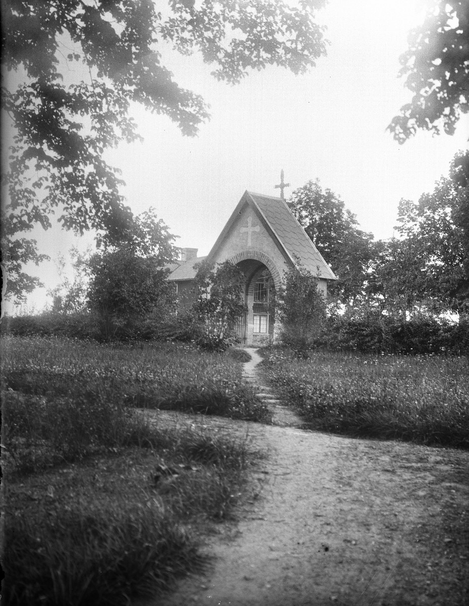 "Ingångsport i kyrkogårdsmuren vid Järfälla kyrka", Barkarby, Järfälla socken, Uppland 1919