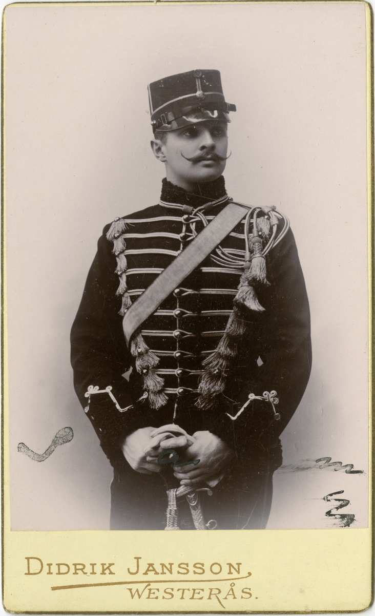 Porträtt av Carl Ludvig Holger Rosencrantz, löjtnant vid Kronprinsens husarregemente K 7.
Se även AMA.0008342 och AMA.0008380.