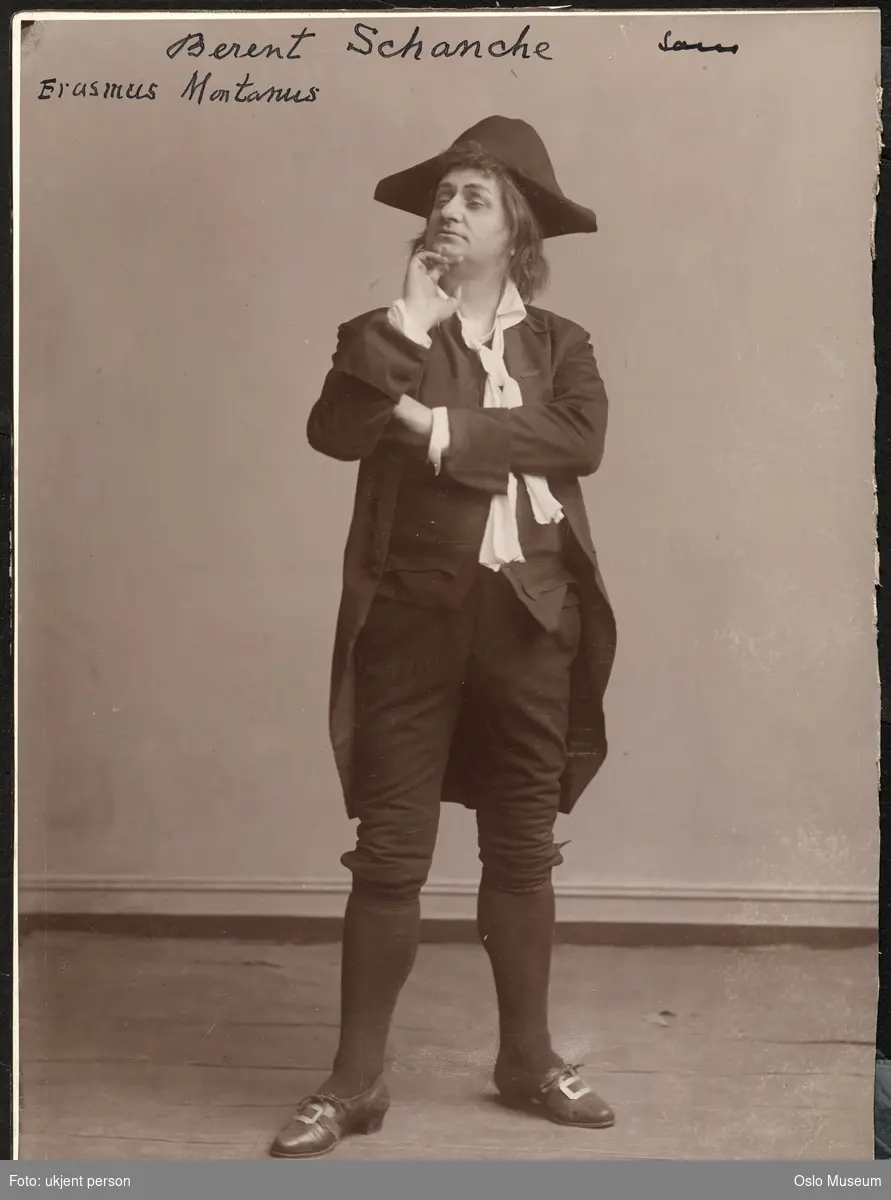 portrett, mann, skuespiller, rollebilde, tittelrollen i "Erasmus Montanus", stående helfigur, kostyme