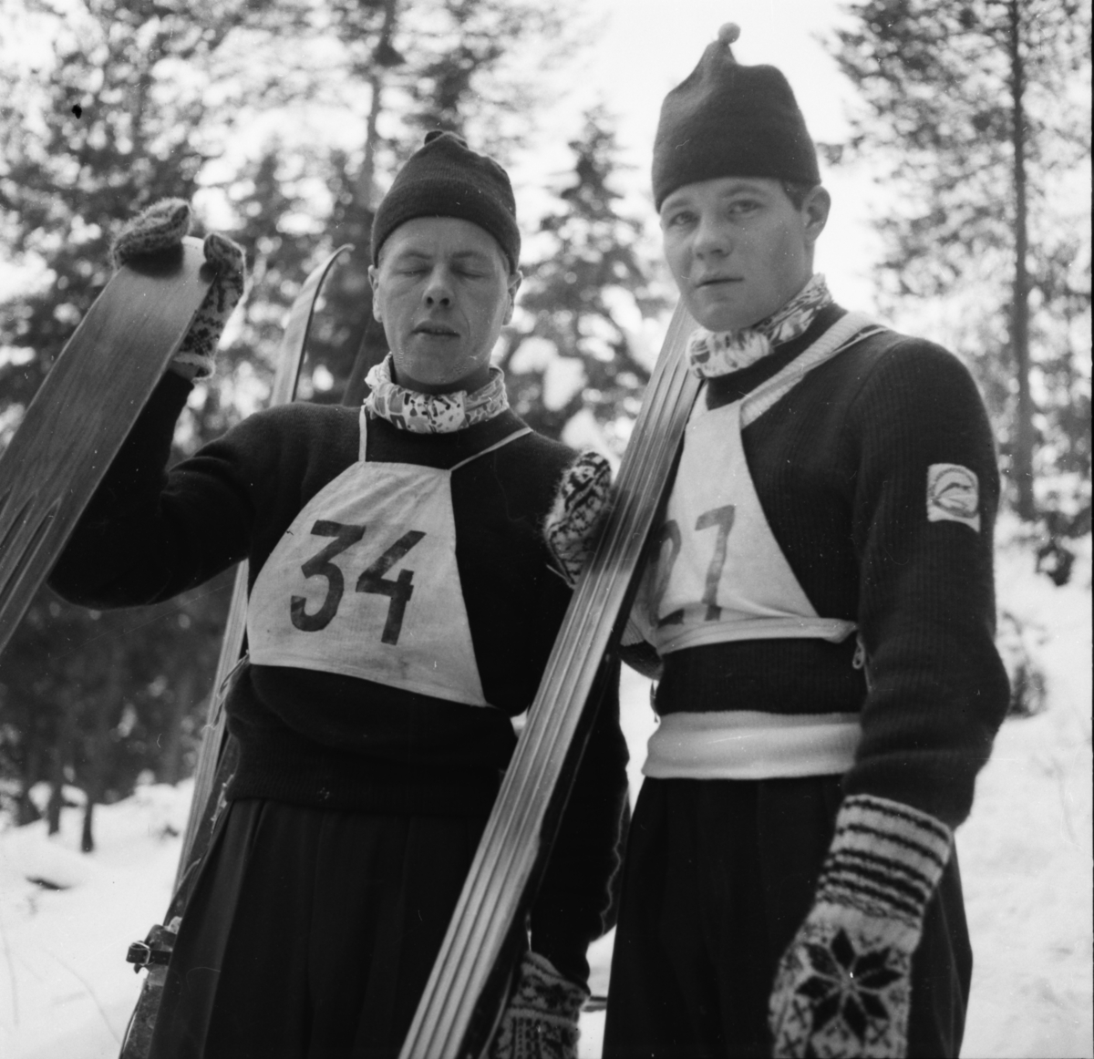 Vardens arkiv. "K.M. i Lunde. Hopp i Hantobakken"  24.01.1954
