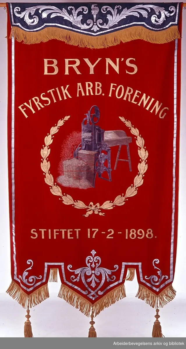Bryn fyrstikarbeideres forening.Stiftet 17. februar 1898..Forside..Fanetekst: Bryn's Fyrstik arb. forening. Stiftet 17-2-1898..