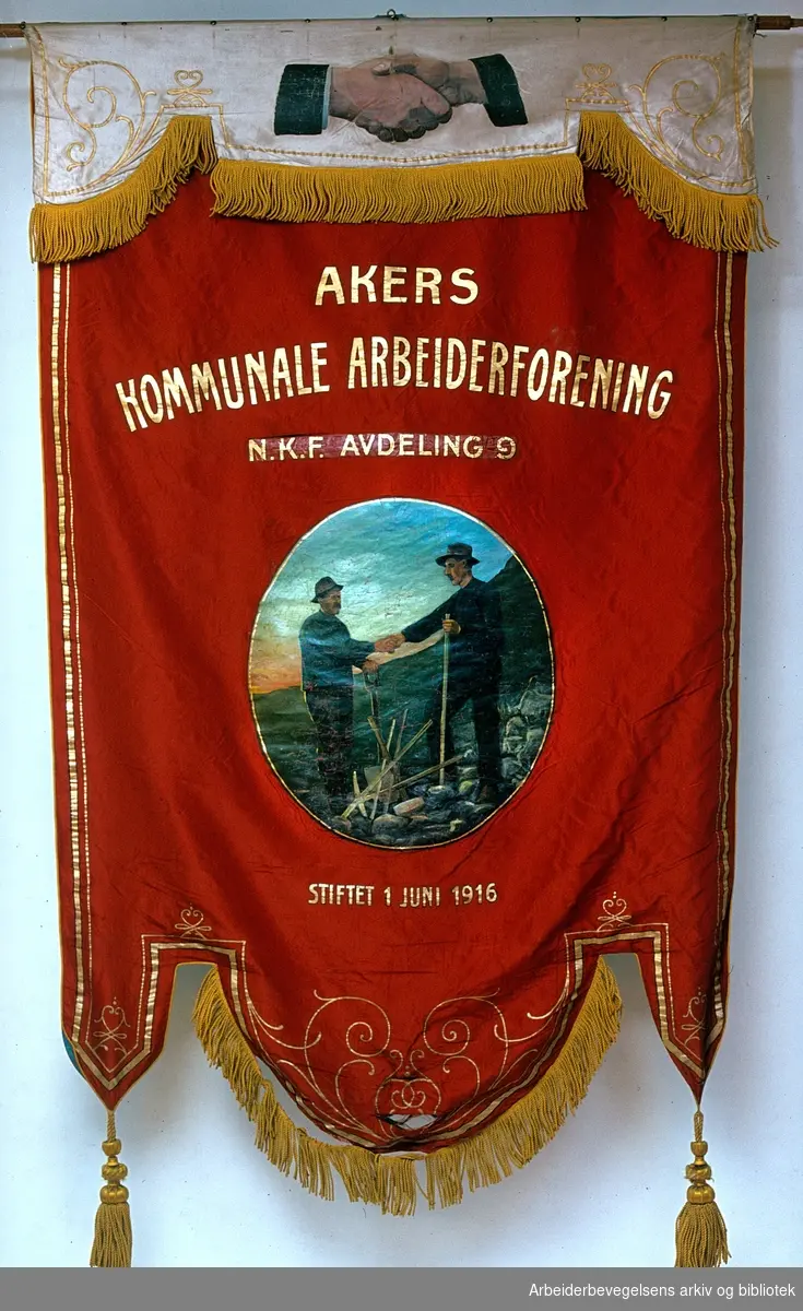 Akers kommunale arbeiderforening.Stiftet 1. juni 1916..Forside..Fanetekst: Akers kommunale arbeiderforening, N.K.F. avdeling 9. Stiftet 1. juni 1916.