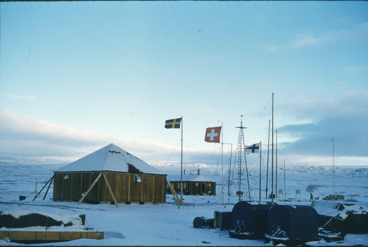 Forskningsstationen Kinnvika. Den svensk-finsk-schweiziska expeditionen på Nordostlandet, Svalbard, i samband med geofysikåret 1957-1958. Diabild