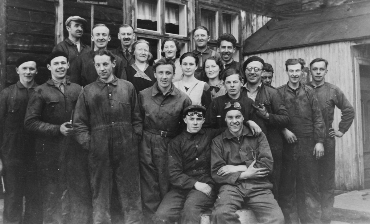 Gruppeportrett av arbeiderne ved Skanckesmia, på gårdsplassen til smia ca 1938
