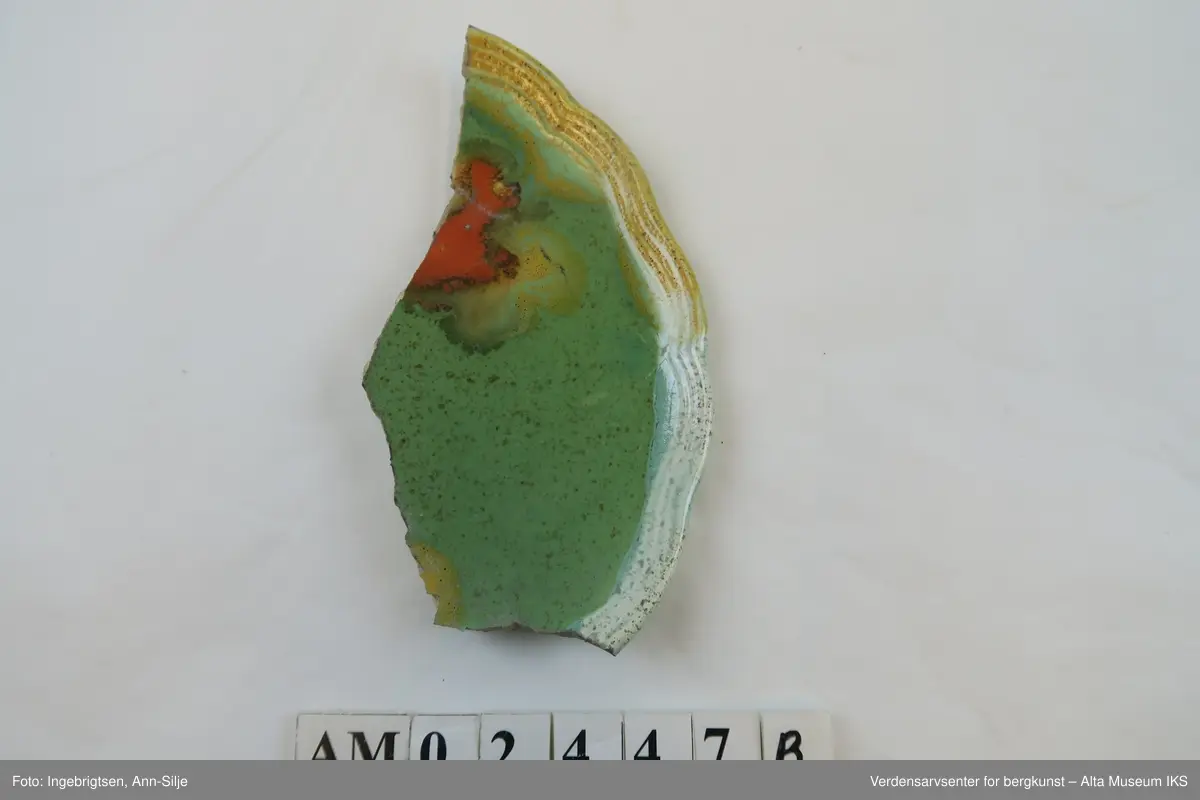 Form: Rundt med bølget kant. Tallerkenen er delt i to, og består av to skår.