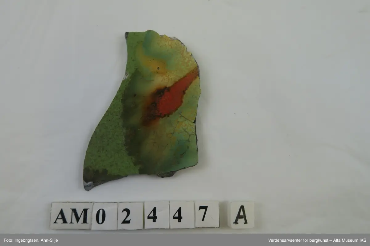 Form: Rundt med bølget kant. Tallerkenen er delt i to, og består av to skår.