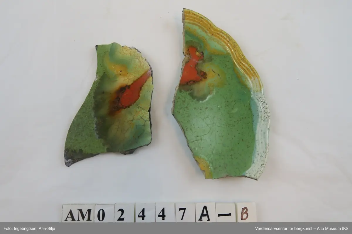 Form: Rundt med bølget kant. Tallerkenen er delt i to, og består av to skår.