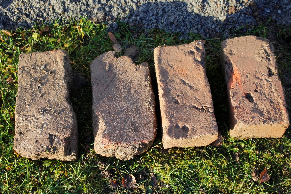 Arkeologisk schaktningsövervakning, tegelstenar från schaktet, Sparrsätra kyrka, Sparrsätra socken, Uppland 2015