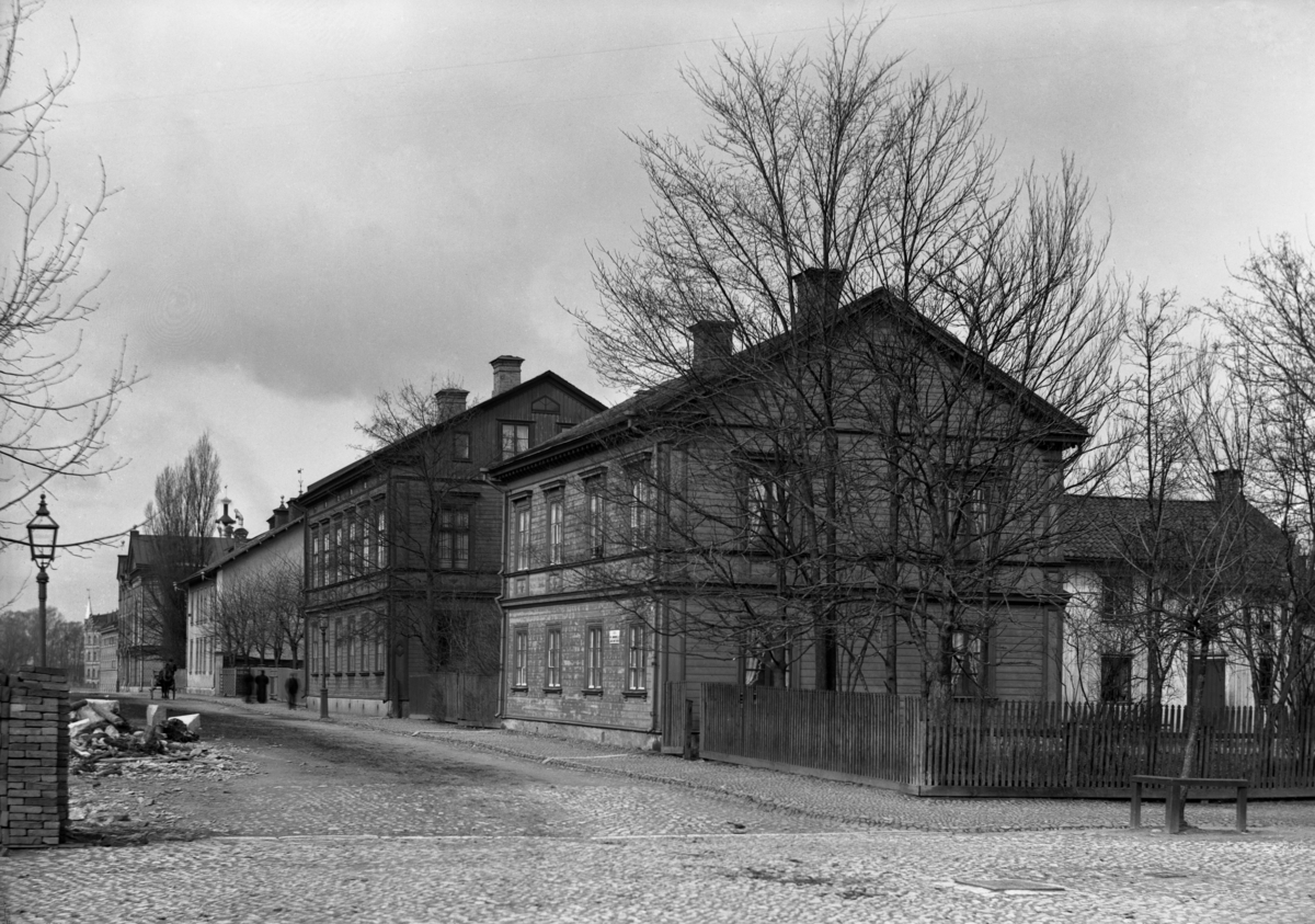 Herrgårdsgatans norra sida från Östra Torggatan år 1897.