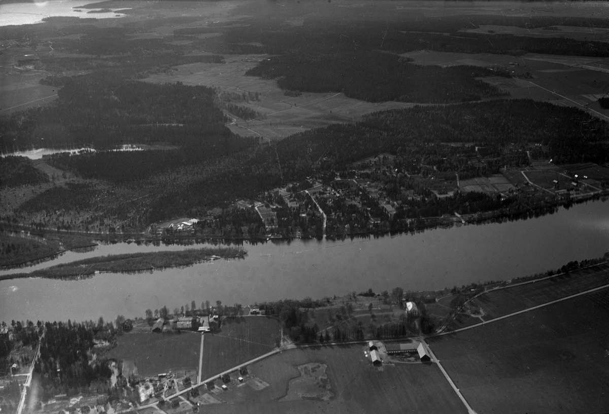 Vy från öster över södra Råtorp 1935. På bilden syns även herrgården och bryggeriet på Färjestad.